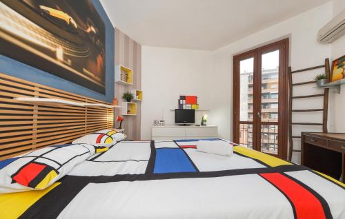 una camera da letto con un grande letto e un dipinto sul muro di Mondrian House a Roma