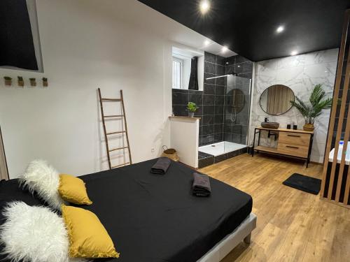 Suite cocooning & spa في بيزييه: غرفة نوم بسرير ومخدات صفراء وحمام