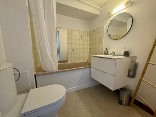 uma casa de banho com um WC, um lavatório e uma banheira em Appartement vue mer em Saint-Brévin-les-Pins