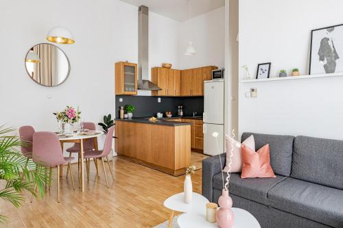 un salon avec un canapé et une table dans l'établissement KAZ13 Kazinczy Apartment, à Budapest