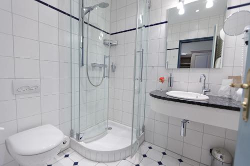 約爾克的住宿－Hotel Altes Land，带淋浴、卫生间和盥洗盆的浴室