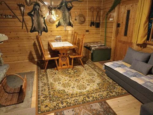 sala de estar con sofá y mesa en DOMEK LETNISKOWY MYSCÓWKA en Krempna