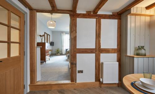 una habitación con una puerta y una mesa con platos. en Kin Ludlow Rooms, en Ludlow