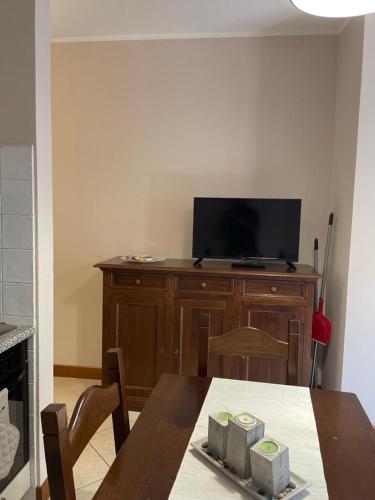 a dining room with a table and a television on a cabinet at Casa Vacanze La Villetta in Montefranco