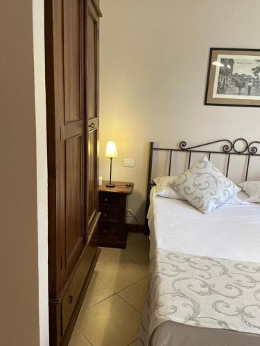 a bedroom with a bed and a table with a lamp at Casa Vacanze La Villetta in Montefranco