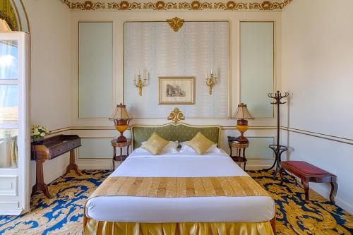 Una cama o camas en una habitación de Le Metropole Luxury Heritage Hotel Since 1902 by Paradise Inn Group