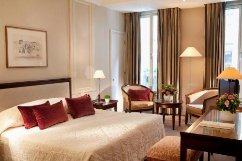 a hotel room with a bed and a living room at H&ocirc;tel Bedford in Paris