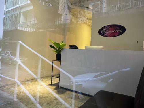 a office with a white desk and a chair at Cozy rooms Asoke in Bangkok