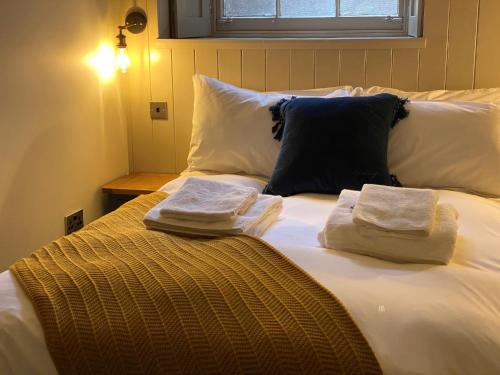 een bed met twee handdoeken bovenop bij College Hill Shrewsbury in Shrewsbury