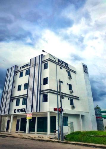 un edificio de hotel en la esquina de una calle en E Hotel en Kulim