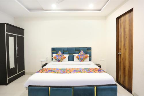 Una cama o camas en una habitación de FabHotel Shiv Rachna - Mansarovar
