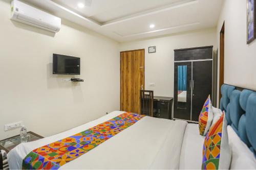 Una cama o camas en una habitación de FabHotel Shiv Rachna - Mansarovar