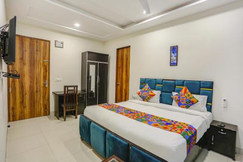 Una cama o camas en una habitación de FabHotel Shiv Rachna - Mansarovar