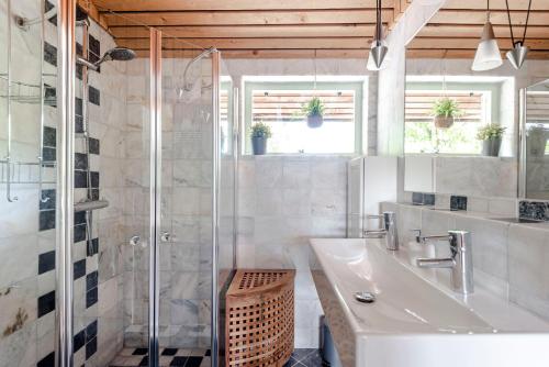 哈萊姆的住宿－B&B De Ranck，一间带水槽和玻璃淋浴的浴室