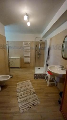 uma casa de banho com um chuveiro, um lavatório e uma banheira em L'Alba della Tavernetta em Locorotondo
