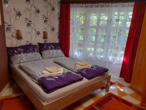 Posteľ alebo postele v izbe v ubytovaní Gyöngyvirág Apartment