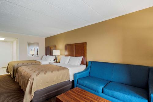 pokój hotelowy z 2 łóżkami i kanapą w obiekcie Quality Inn & Suites Oceanblock w mieście Ocean City