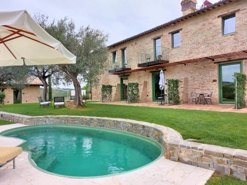 una piscina en el patio de una casa en Relais Cocci Grifoni - Panoramic Wine Resort, en Offida