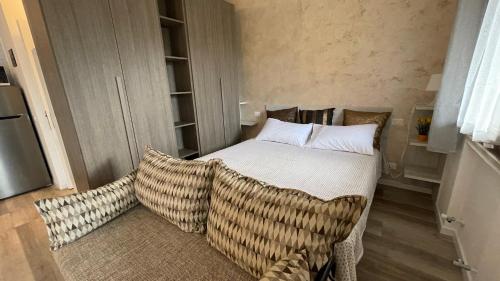 - une petite chambre avec un lit et un canapé dans l'établissement ONLY THE BEST 5 La tua Suite tra Venezia e Treviso, à San Trovaso