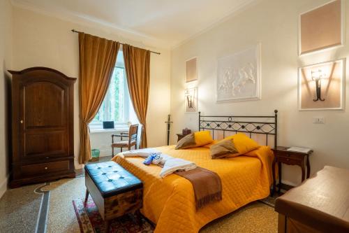 - une chambre avec un lit et une couverture orange dans l'établissement Capital Rooms, à Rome