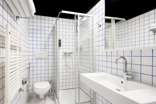 La salle de bains est pourvue de toilettes, d'un lavabo et d'une douche. dans l'établissement Generator Rome, à Rome