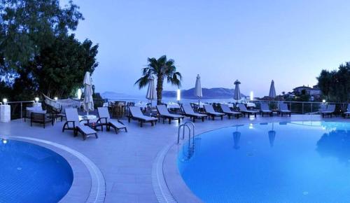 una piscina con tumbonas y una piscina en Olea Nova Hotel, en Kas
