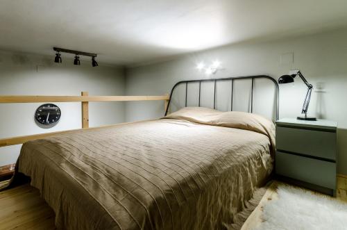 ein Schlafzimmer mit einem Bett und einer Lampe auf einem Nachttisch in der Unterkunft Sweet Cumin Apartment Next To Famous Cafe in Budapest