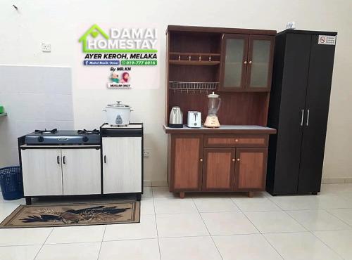 Η κουζίνα ή μικρή κουζίνα στο DAMAI HOMESTAY AYER KEROH