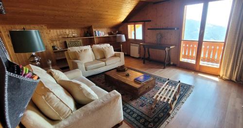 ein Wohnzimmer mit Couch und Tisch in der Unterkunft Magical Hideaway in Leysin