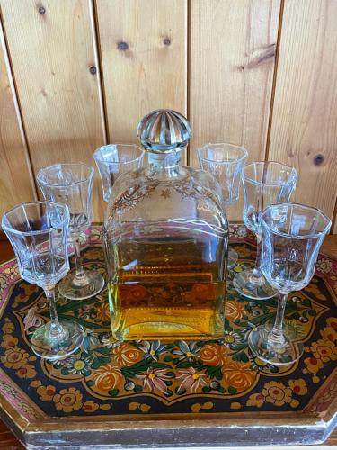 een fles whisky op een tafel met glazen bij Magical Hideaway in Leysin