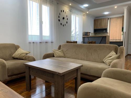 The HOUSE في Shorzha: غرفة معيشة مع كنبتين وطاولة قهوة