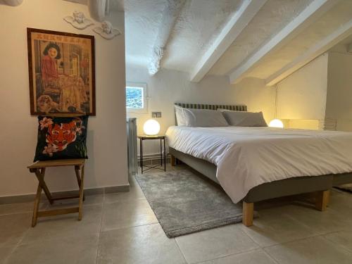 1 dormitorio con 1 cama y una pintura en la pared en APARTAMENTO LUCÍA Y ALISA, en Inogés