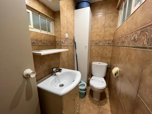 een kleine badkamer met een toilet en een wastafel bij Elypalace 1-9 in Platja  d'Aro