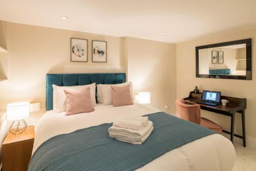Ліжко або ліжка в номері Fitzrovia - Charlotte Street by Viridian Apartments