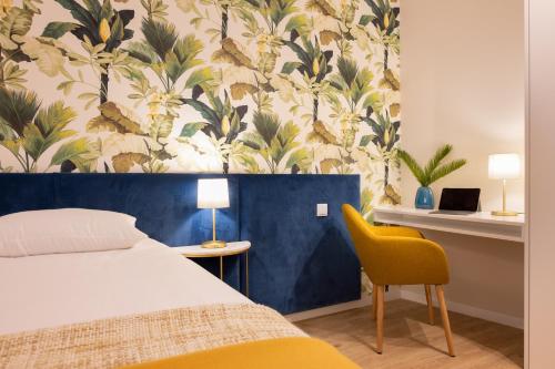 Giường trong phòng chung tại Palmeiras Apartment, by Bolhão Residences