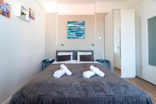 1 dormitorio con 1 cama grande y 2 almohadas en Sunhill Studio, en Budapest
