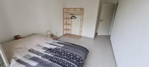 sypialnia z łóżkiem i podłogą wyłożoną kafelkami w obiekcie Superbe appartement COSY w Montpellier