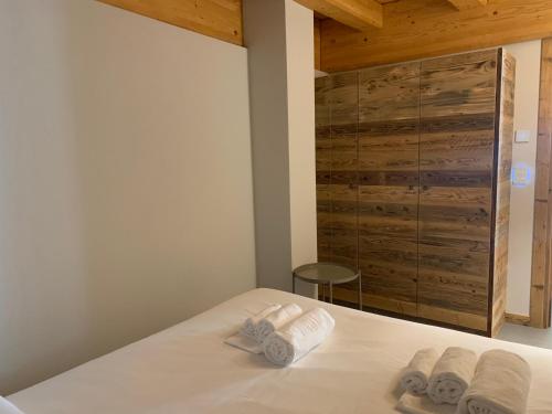 a bedroom with a bed with towels on it at Chalet Del Sole in Monfol