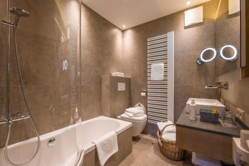 Un baño de Familienparadies Sporthotel Achensee - FAMILIES ONLY