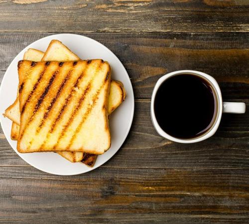 Un plato con un sándwich a la parrilla y una taza de café. en Church Lane Accommodation, Milawa., en Milawa