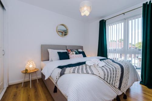 Un dormitorio con una cama y una ventana grande. en Liverpool 4 Bed! Sleeps 9! Groups and Contractors! FREE OFF STREET PARKING! 3 Toilets! FREE WIFI!, en West Derby