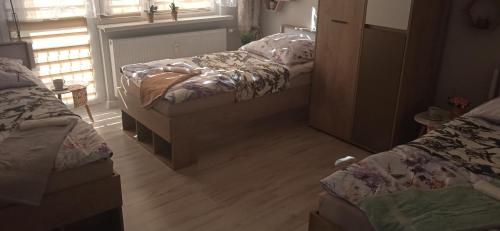 Pokój z 2 łóżkami pojedynczymi i oknem w obiekcie Apartament Klonowa w Poznaniu