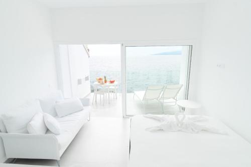 ein Wohnzimmer mit weißen Möbeln und Blick auf das Meer in der Unterkunft Cloud on the sea in Callao Salvaje