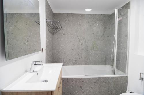 ein Badezimmer mit Badewanne, Waschbecken und Dusche in der Unterkunft Cloud on the sea in Callao Salvaje