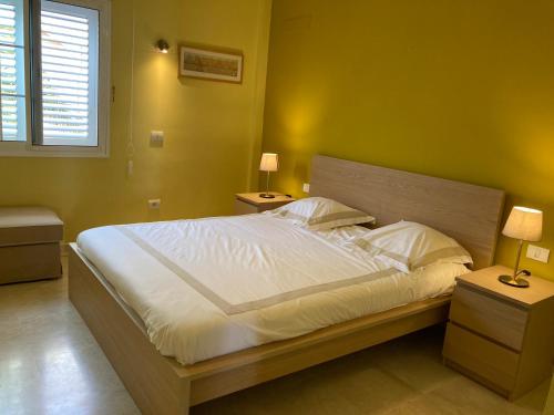 パルム・マールにあるLuxe Appartement Palm Marのベッドルーム1室(大型ベッド1台、白いシーツ、枕付)