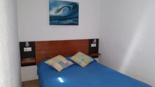 Giường trong phòng chung tại L'Estartit, àtic amb terrassa primera línia