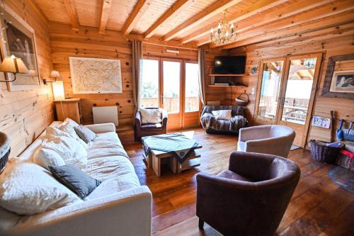 un salon avec un canapé et des chaises dans l'établissement Chalet paisible de 170m avec jolie TERRASSE !, à Saint-Gervais-les-Bains