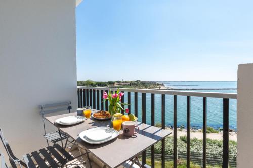 une table à manger avec vue sur l'océan dans l'établissement Le Maeva PLage - Vue mer d'exception - Parking privé - La Grande Motte, à La Grande Motte