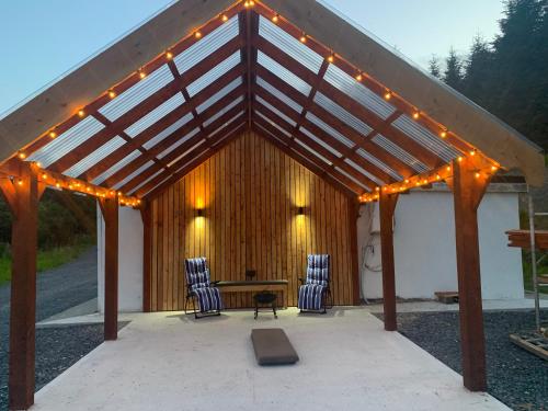 einen Pavillon mit 2 Stühlen und einem Tisch mit Beleuchtung in der Unterkunft Ballygastle in Lisdoonvarna