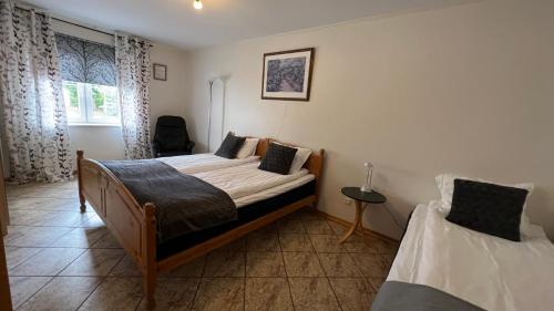 Tempat tidur dalam kamar di Lägenhet i La Casa på Listerlandet, 5 bäddar